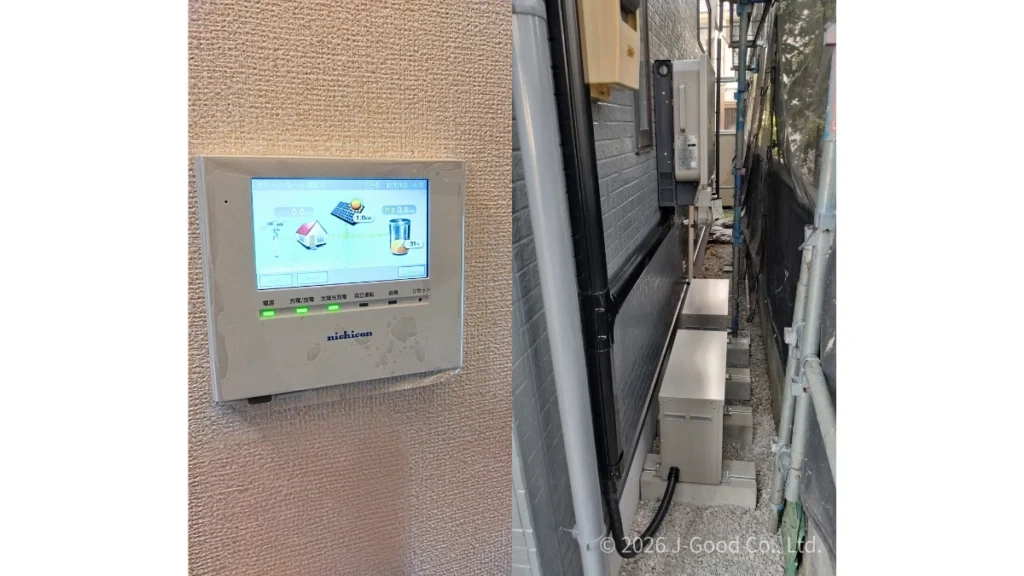 東京都の住宅に設置された、長府工産製の蓄電池LiB Tower Plus（14.9kWh）の本体、パワーコンディショナ、リモコンモニターの施工完了写真（著作権：株式会社ジェイグッド）