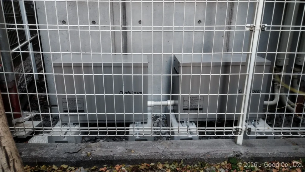 東京都の住宅に設置された、長府工産製の蓄電池LiB Tower Plus(14.9kWh)の本体の施工完了写真(著作権:株式会社ジェイグッド)