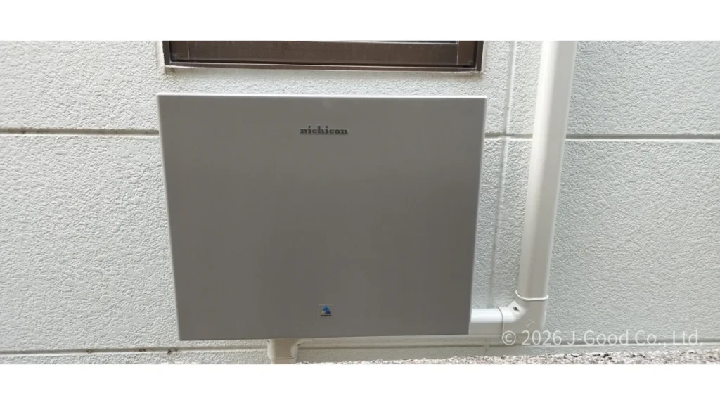 東京都の住宅に設置された、ニチコン製T5シリーズの蓄電池（19.9kWh）のパワーコンディショナの施工完了写真（著作権：株式会社ジェイグッド）