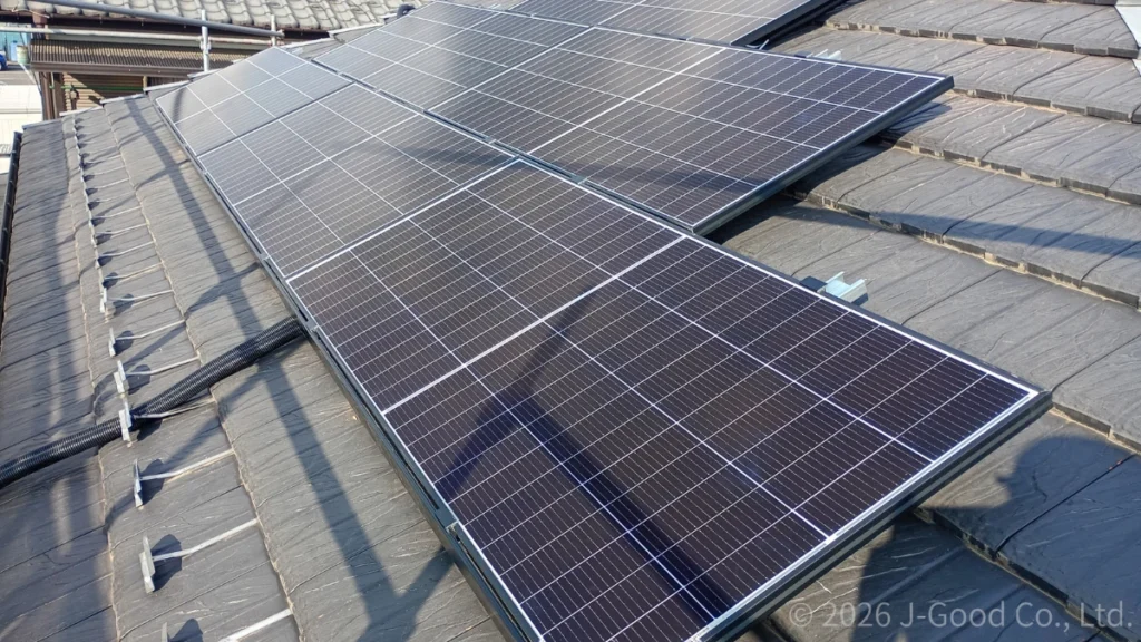 東京都の住宅の屋根に設置された、カナディアンソーラー製の太陽光パネル（6.905kW）の施工完了写真（著作権：株式会社ジェイグッド）