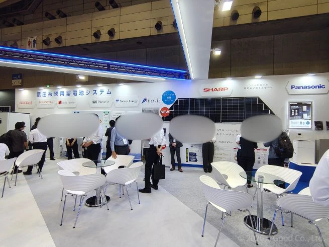 SMART ENERGY WEEK 秋 2026の株式会社novisブースに展示された低圧系統用蓄電池システムとSHARP・Panasonicパネル