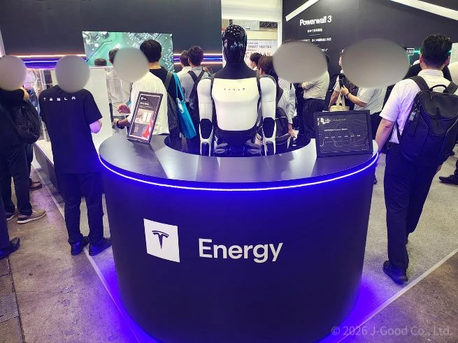 SMART ENERGY WEEK 秋 2026のTesla Energyブース受付に展示された人型ロボットOptimus（オプティマス）