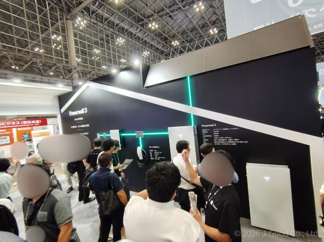 SMART ENERGY WEEK 秋 2026（幕張メッセ）のテスラ（Tesla）ブースに展示された家庭用蓄電池Powerwall 3（パワーウォール3）